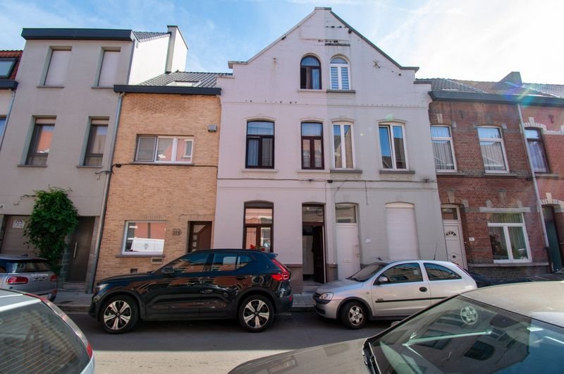 Woning met 4 slaapkamers en koer aan de Vlaamsekaai